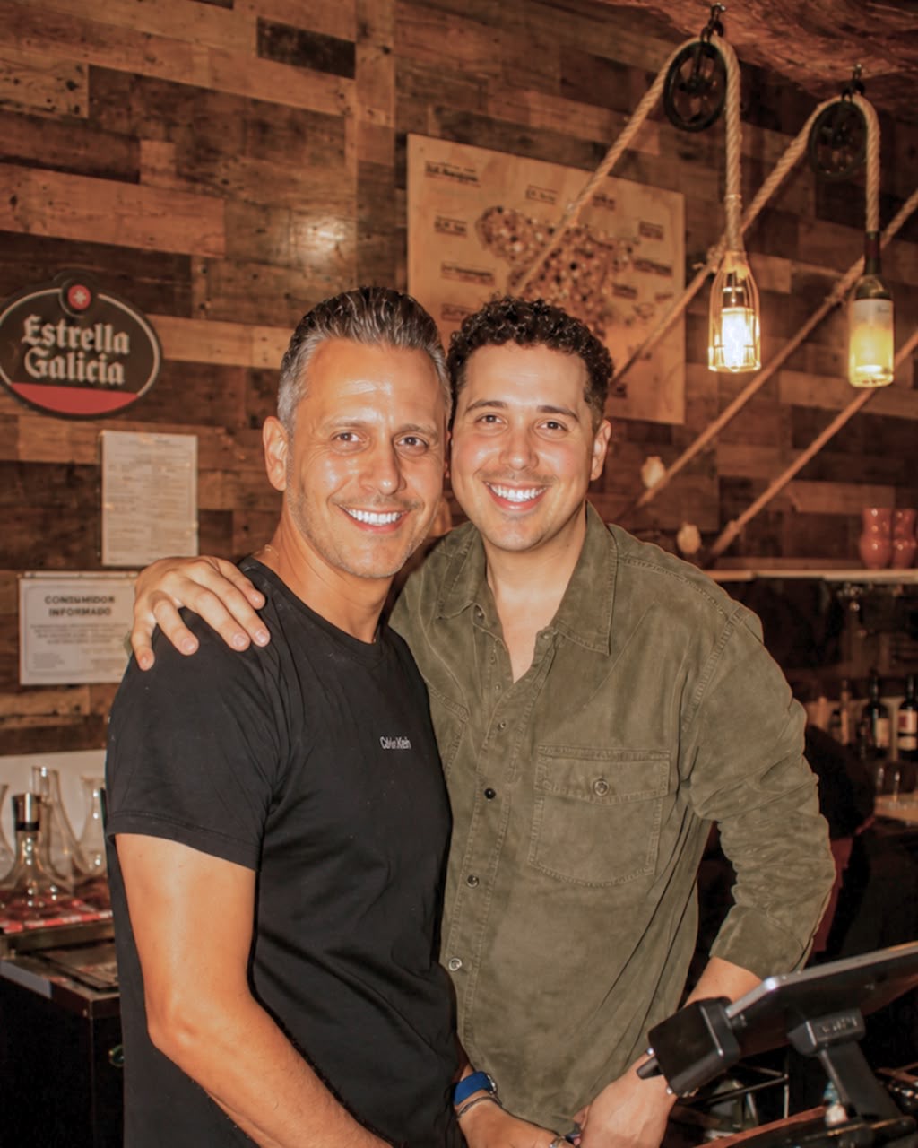 Los socios en el bar