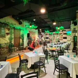 Salon del Restaurante Echate Pa Lla en el Doral con Escenario para Show en vivo